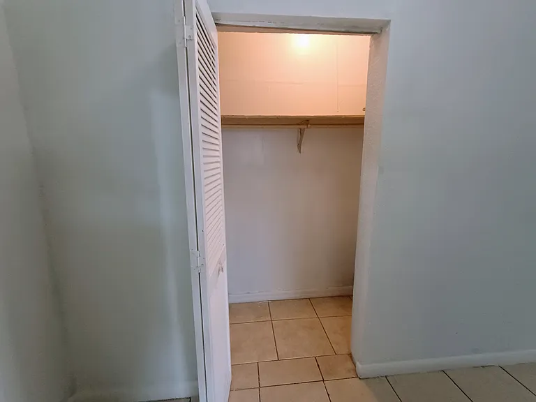 Hallway closet/Closet del pasillo.