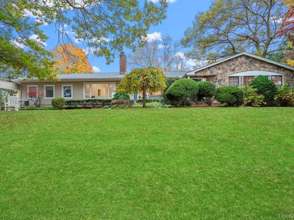 28 Elm Street, Woodbury, NY 11797