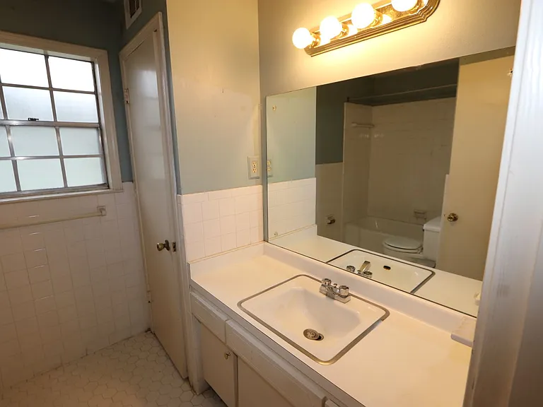 575 S Goodlett St — Photo 11