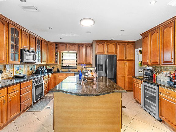 4th image of 1408 SW 75th Avenue