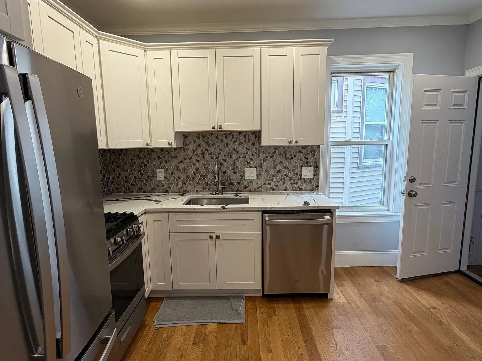 4 bed, 1.5 bath, $3,300 — Photo 2