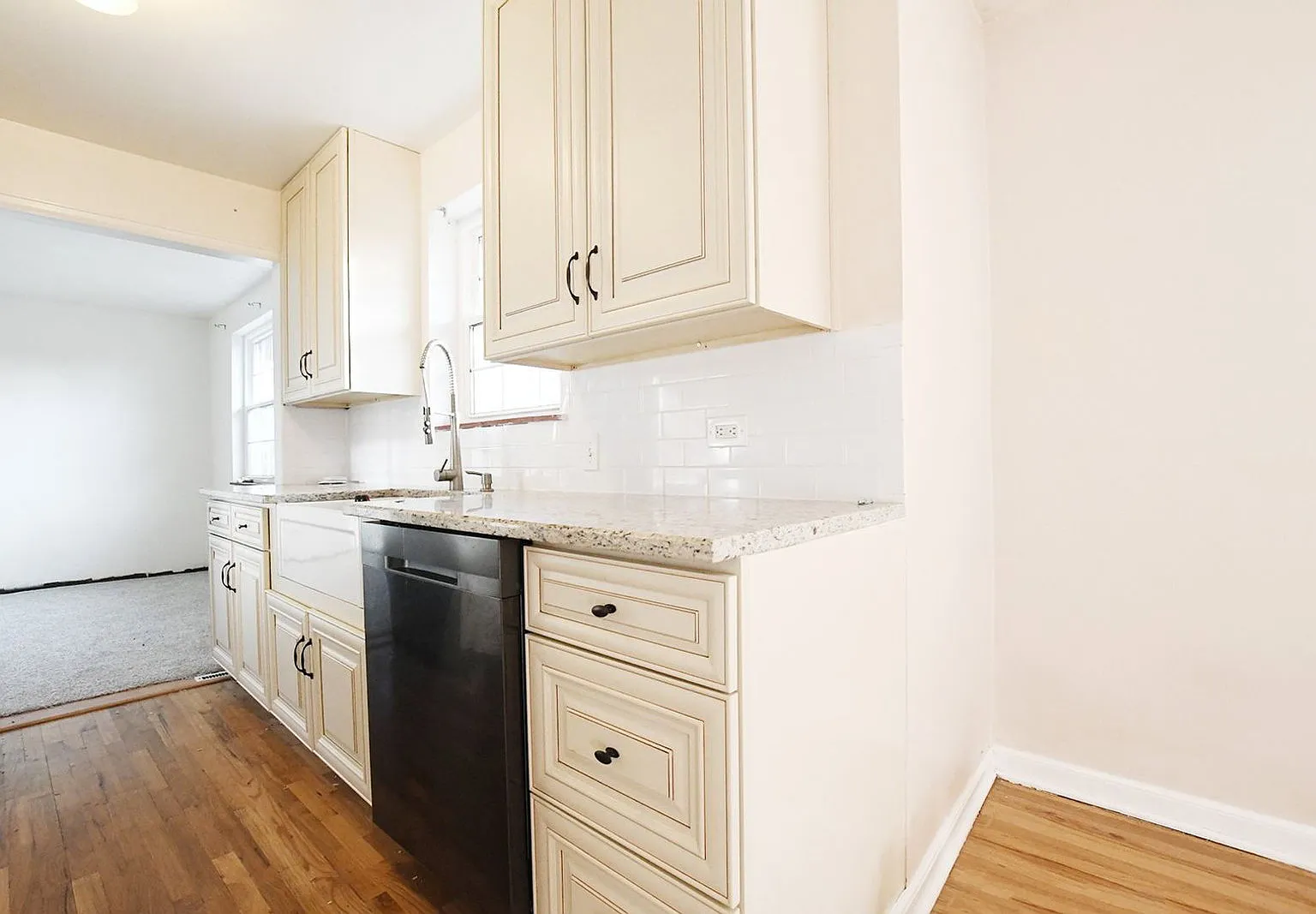 3 bed, 1.0 bath, 1069 sqft, $2,795 — Photo 4
