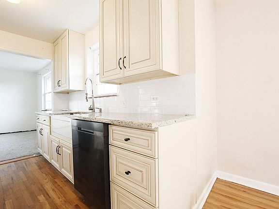 4th image of 3025 Holly St