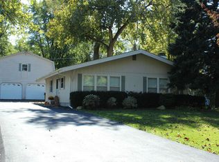 4 Hunters Path, Lake In The Hills, IL 60156