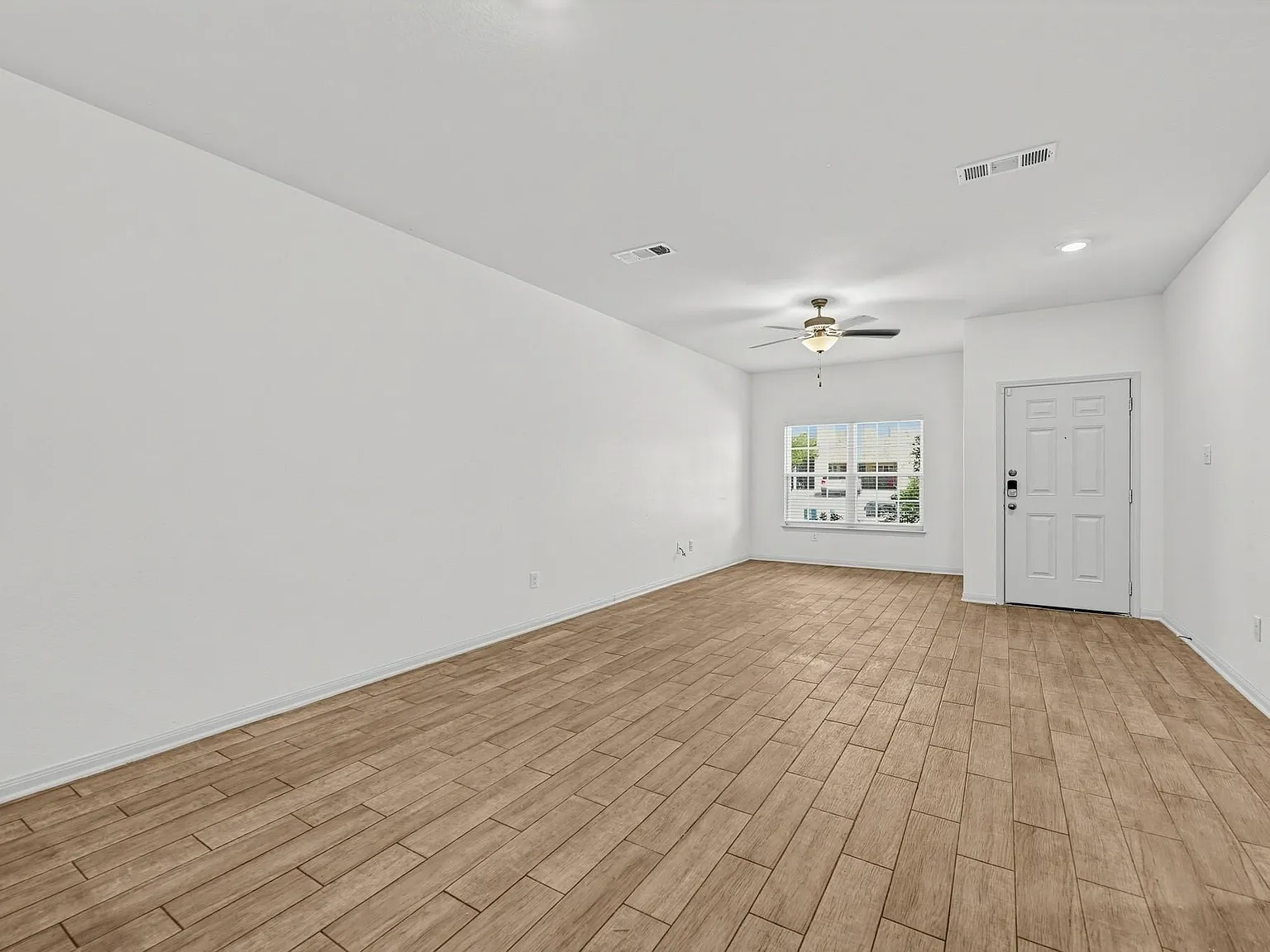 4 bed, 2.5 bath, 2578 sqft, $1,950 — Photo 3