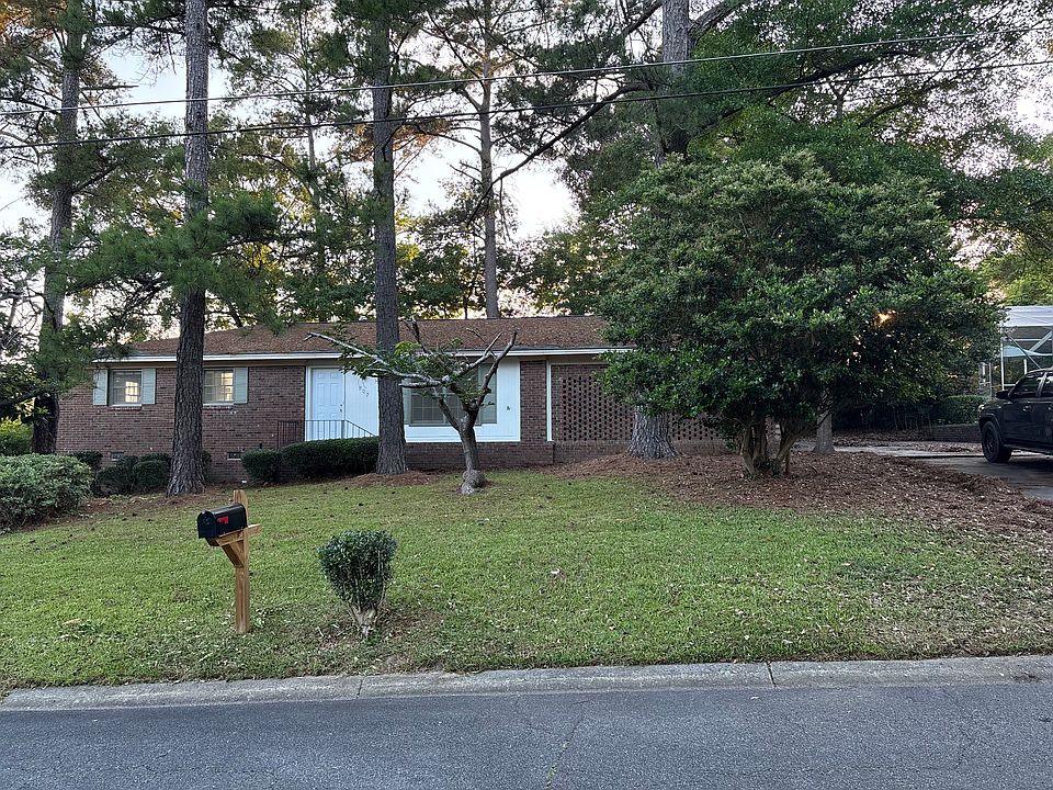 1st image of 207 Deerwood Cir