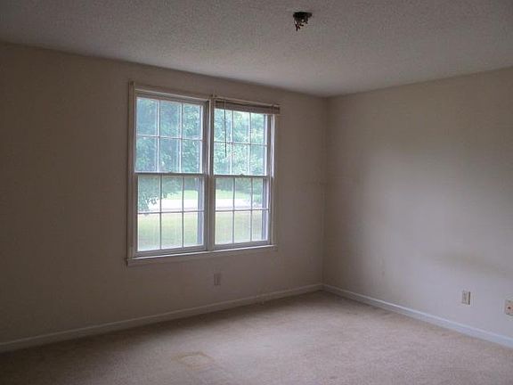 4th image of 440 Liddell Ave