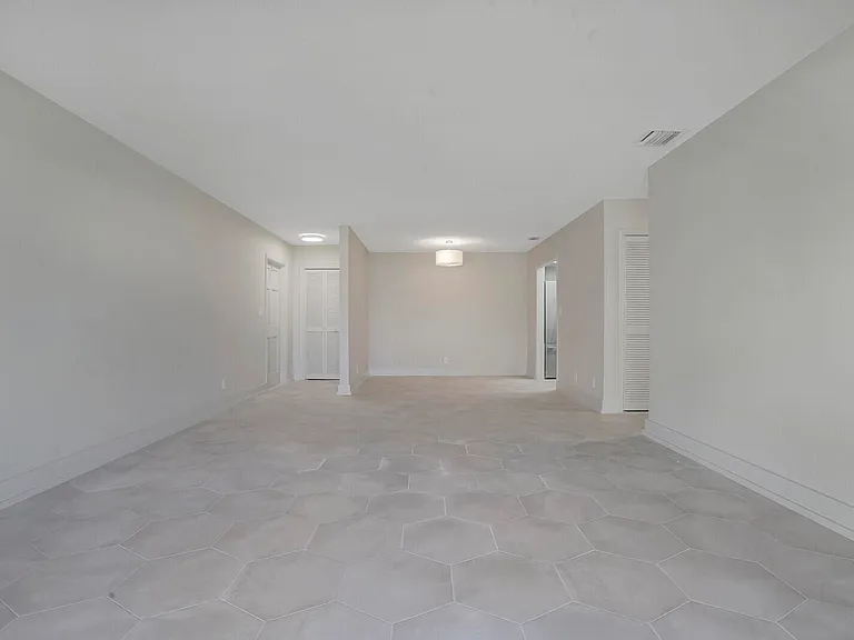 315 Venetian Dr #8 — Photo 13