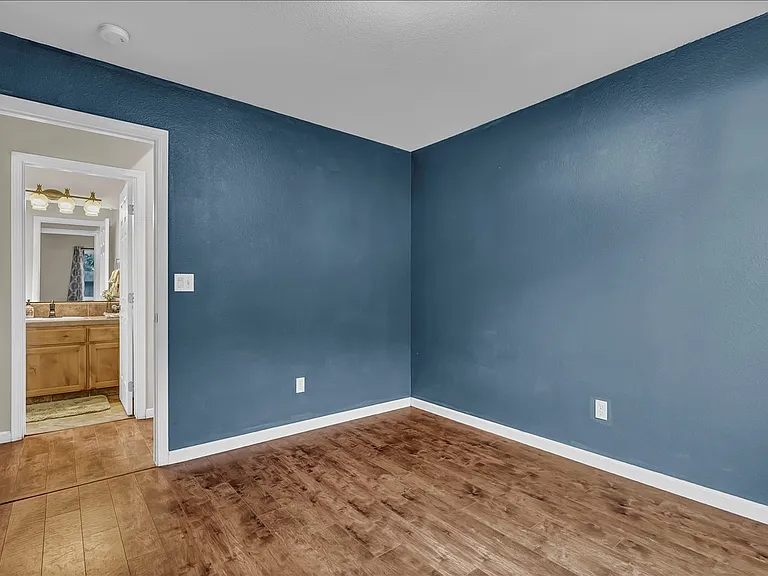 2435 N Crowe St — Photo 7
