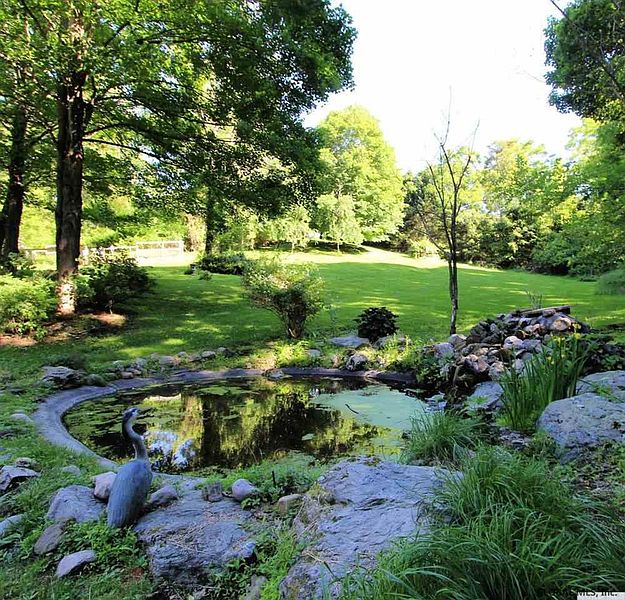 4th image of 555 ROXBURY Road