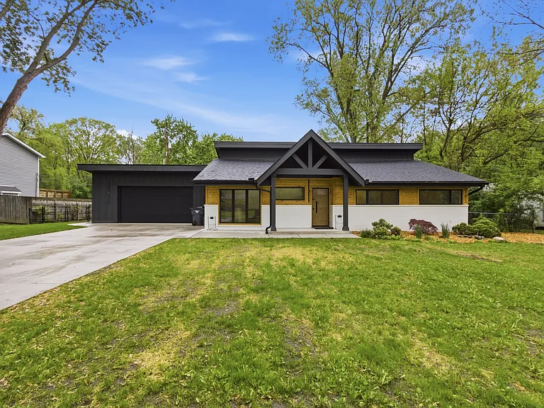 130 McKinley Dr — Photo 2