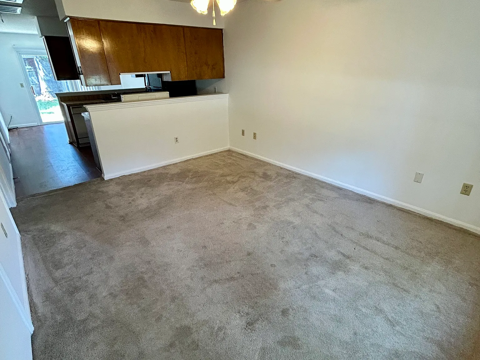 2 bed, 750 sqft, $1,400 — Photo 3