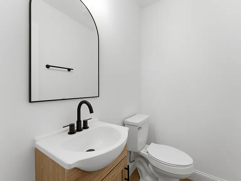 523 Biltmore St — Photo 8