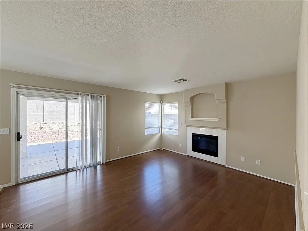 5 bed, 3.0 bath, 2264 sqft, $2,395 — Photo 4