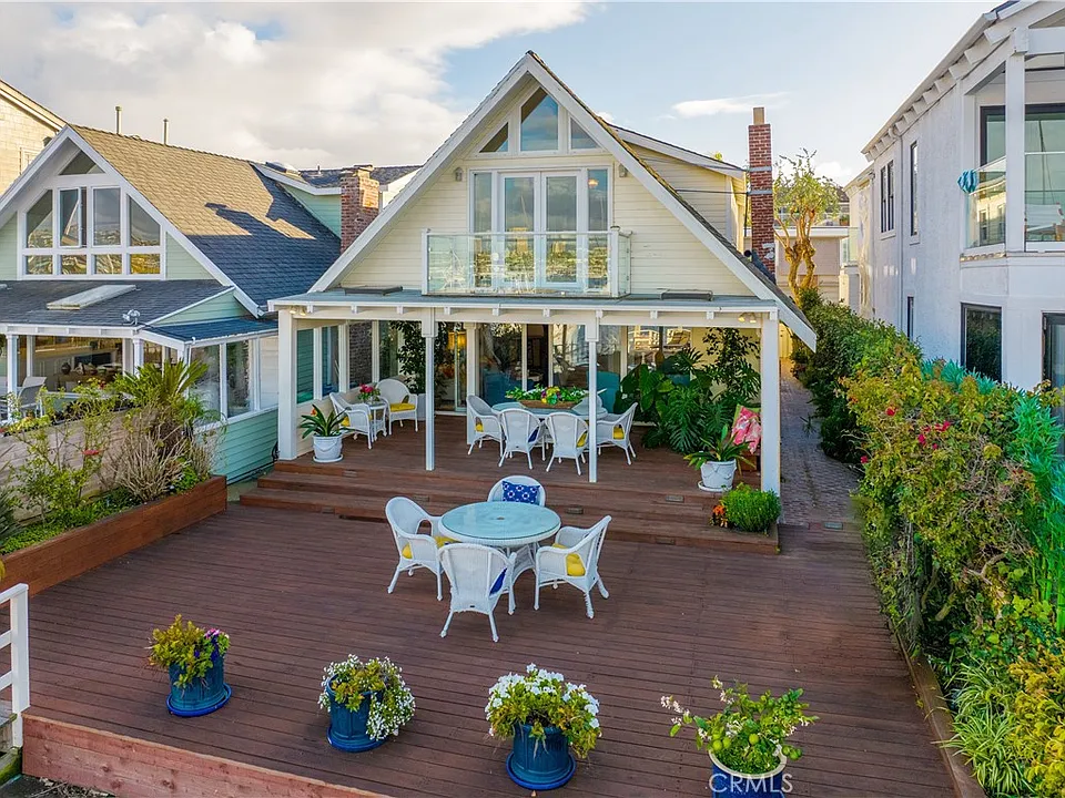 1128 E Balboa Blvd