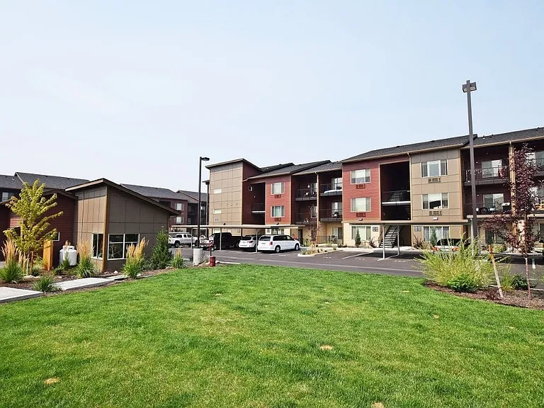 Bellevue Crossing — Photo 20