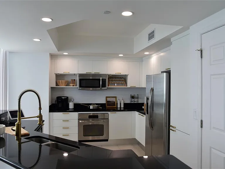 241 Riverside Dr #2009 — Photo 7