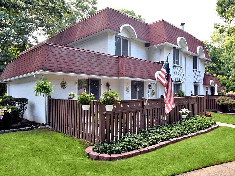 1st image of 404 Clubhouse Ct