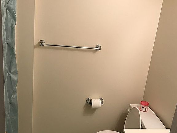Bathroom with tub/shower