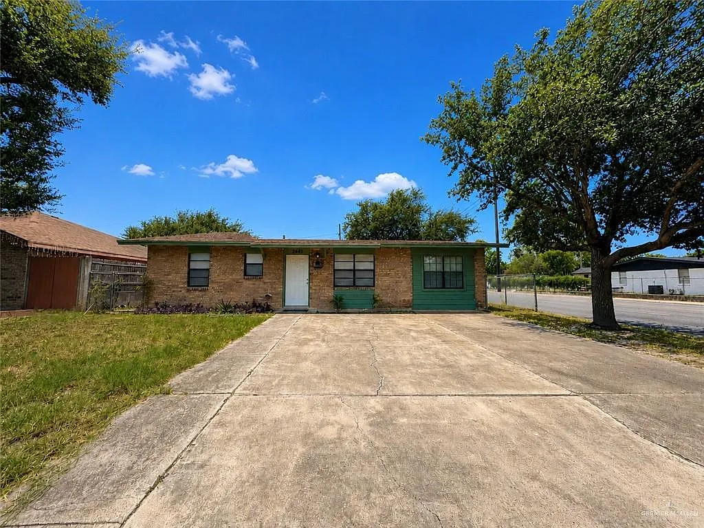 3 bed, 2.0 bath, 1161 sqft, $1,400 — Photo 2