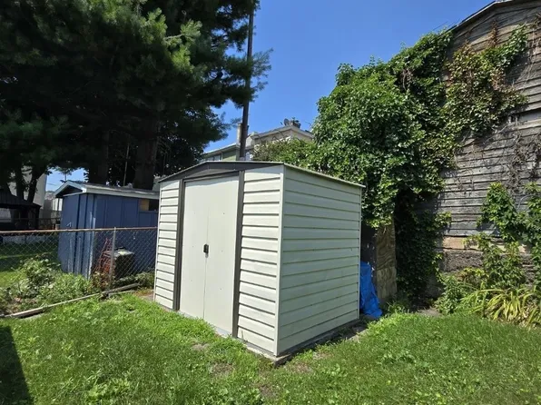 405 Elm Street image 11 of 22