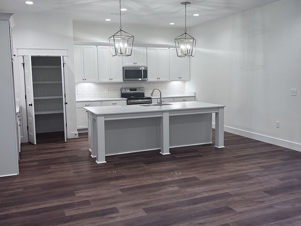 2nd image of 2113 Palmetto Ln