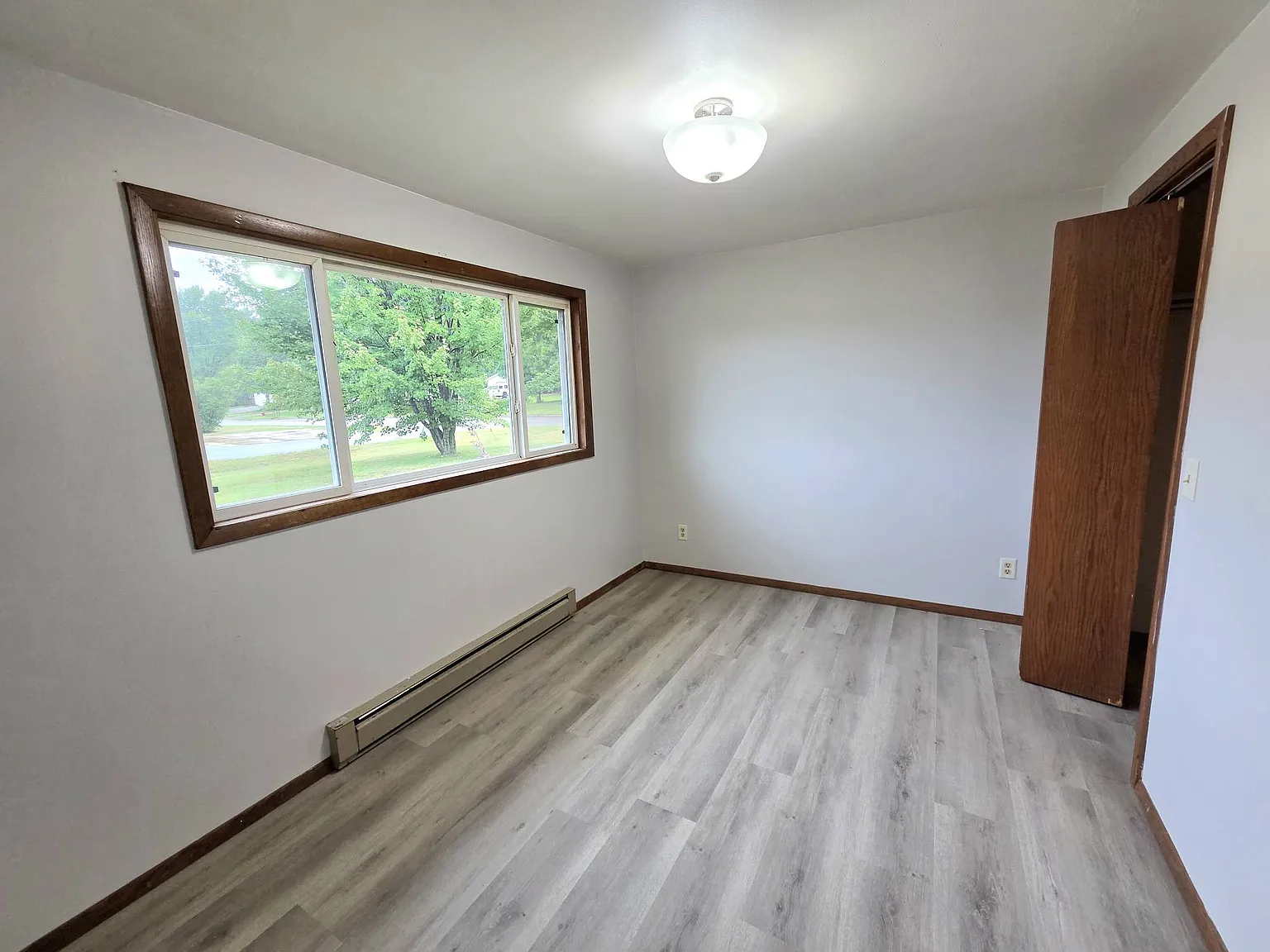 704 Woodbine Drive - 3 — Photo 2