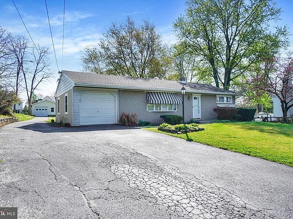 2nd image of 2833 Anita Dr