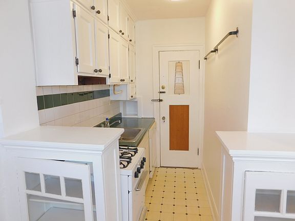 4th image of 905 Sherman Ave #10