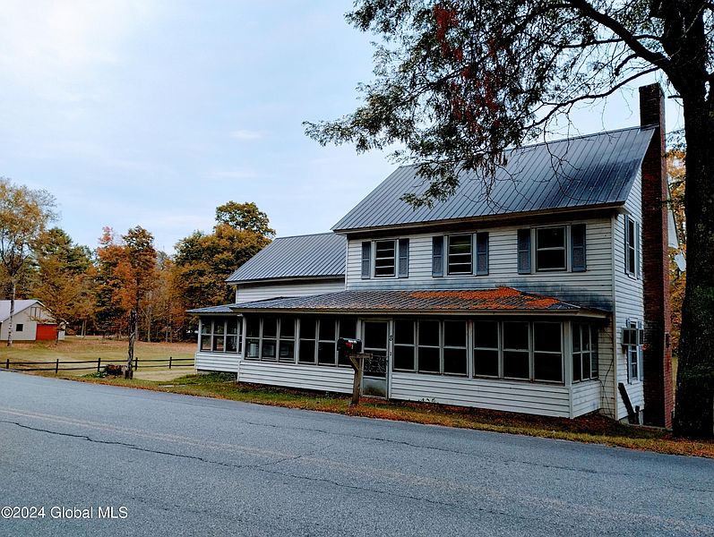 2nd image of 8 Bartlett Pond Road