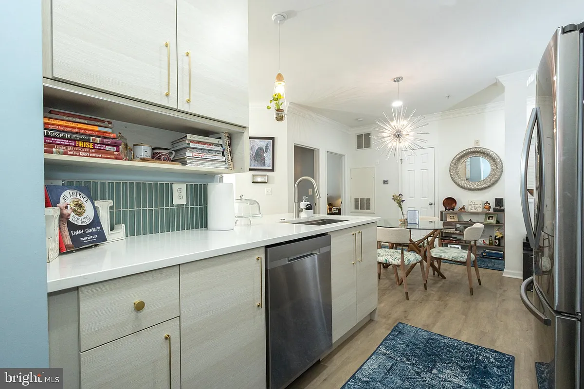 Building Photo - 4870 Eisenhower Ave #201
