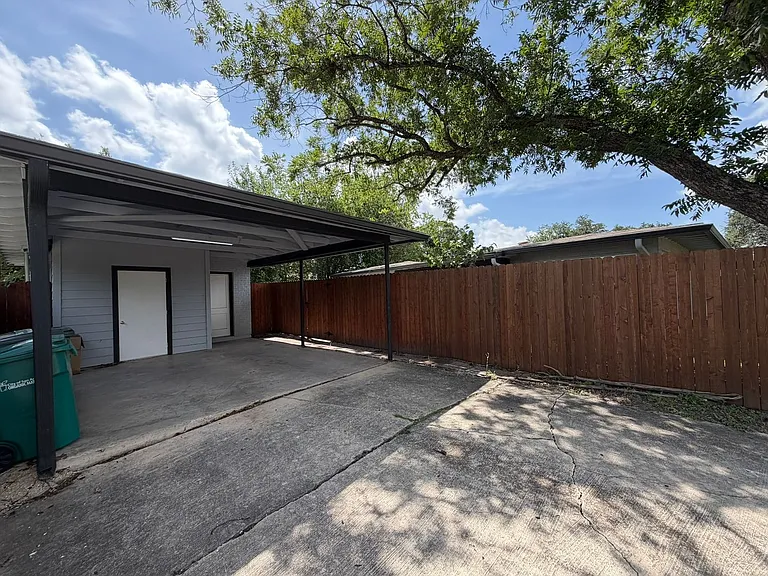 2555 W Kings Hwy — Photo 22