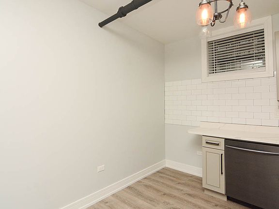 5th image of 1062 W Glenlake Ave #G