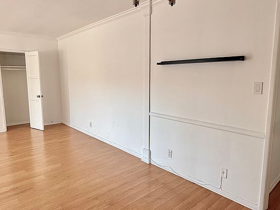 5th image of 228 S Sycamore Ave
