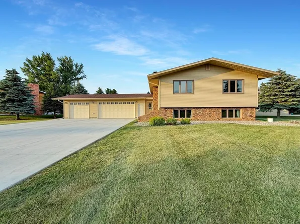 1900 Meadowlark Dr, Minot, ND 58701