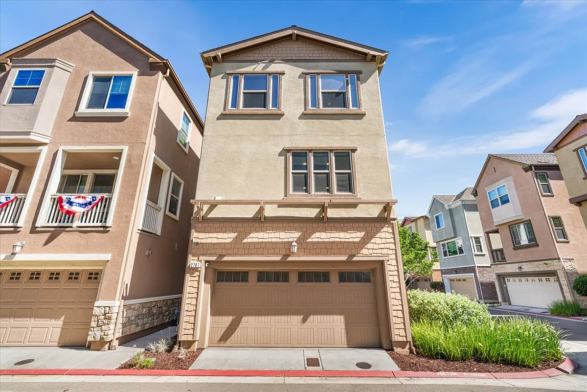4 bed, 3.5 bath, 1915 sqft, $4,700 — Photo 4
