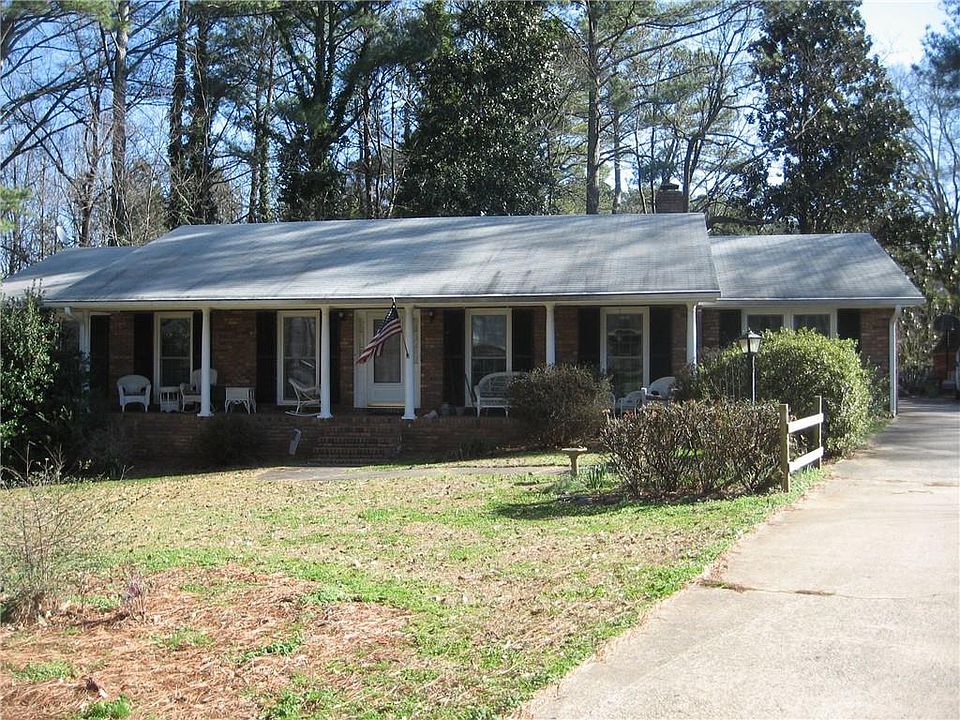 2nd image of 331 Lynne Cir