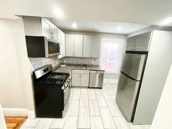 1 Ropes St #4, Salem, MA 01970