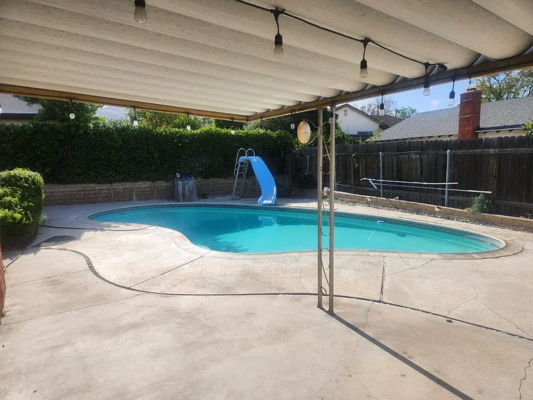 470 Glenhill Dr — Photo 3