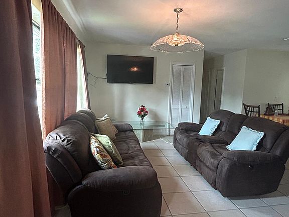 4th image of 158 SE Castana Court