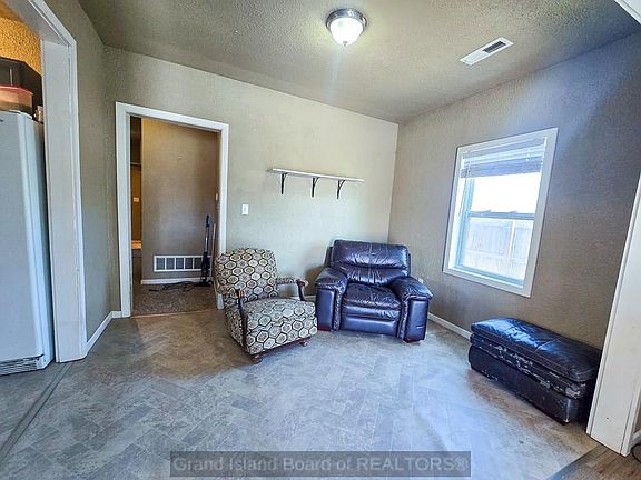 3rd image of 422 E 10th St
