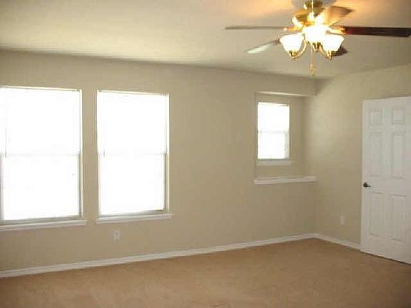 3rd image of 4638 Creekview Ln