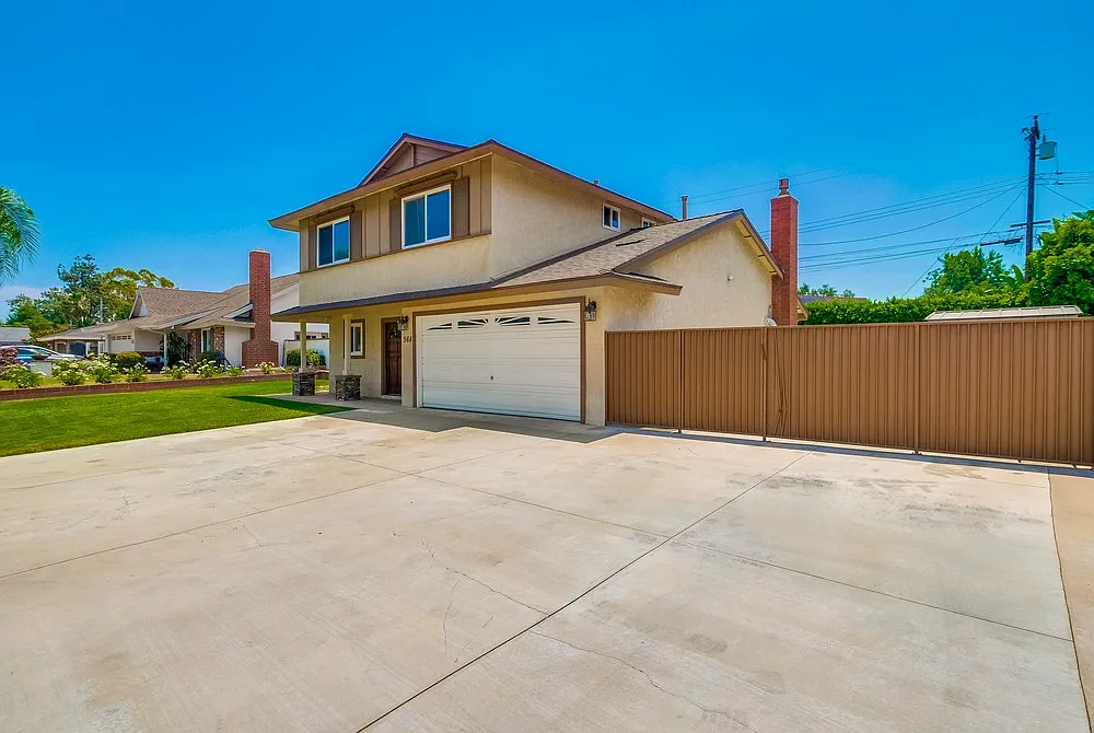 5 bed, 2.5 bath, 1717 sqft, $4,850 — Photo 1