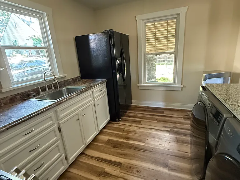 1411 1/2 S Florence Pl — Photo 2