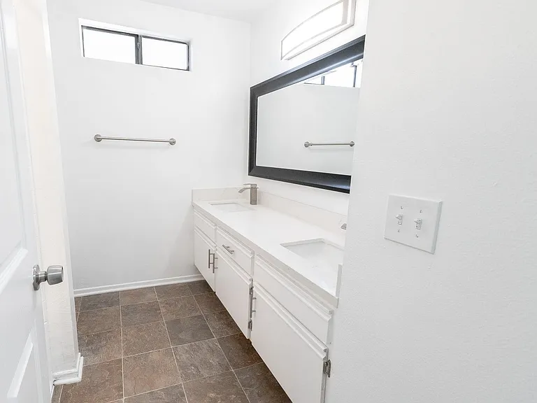 5235 Kester Ave — Photo 59