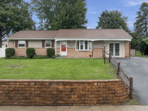 49 S 3rd St, Akron, PA 17501