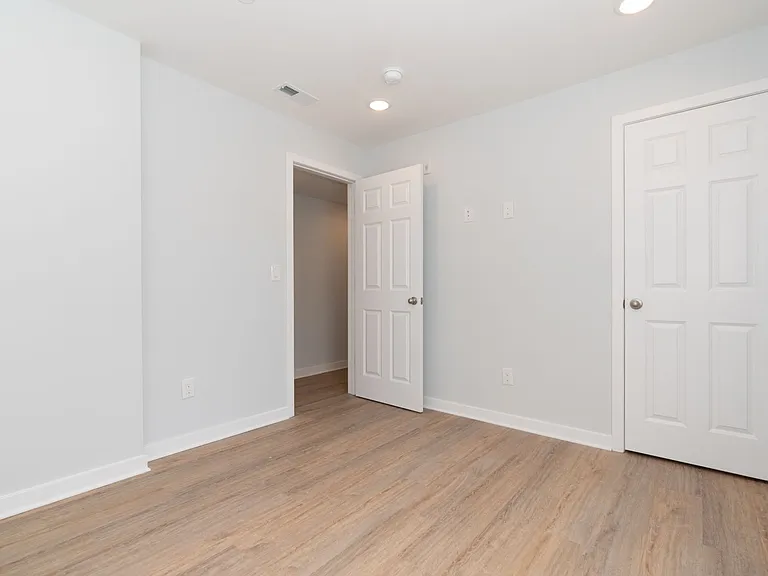 Modern Luxury Apartments In the Heart of University City — Photo 15