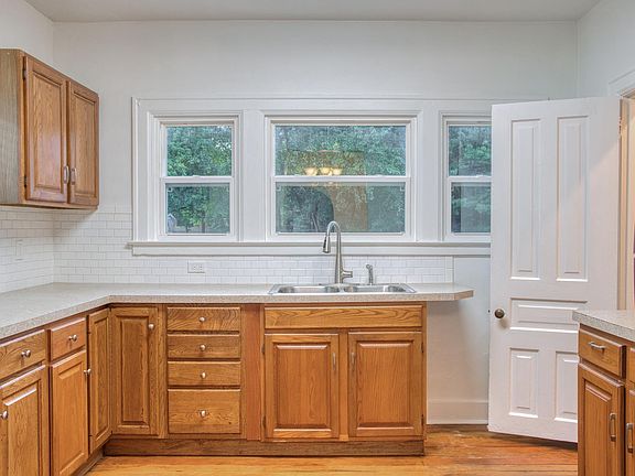 3rd image of 617 E Main St