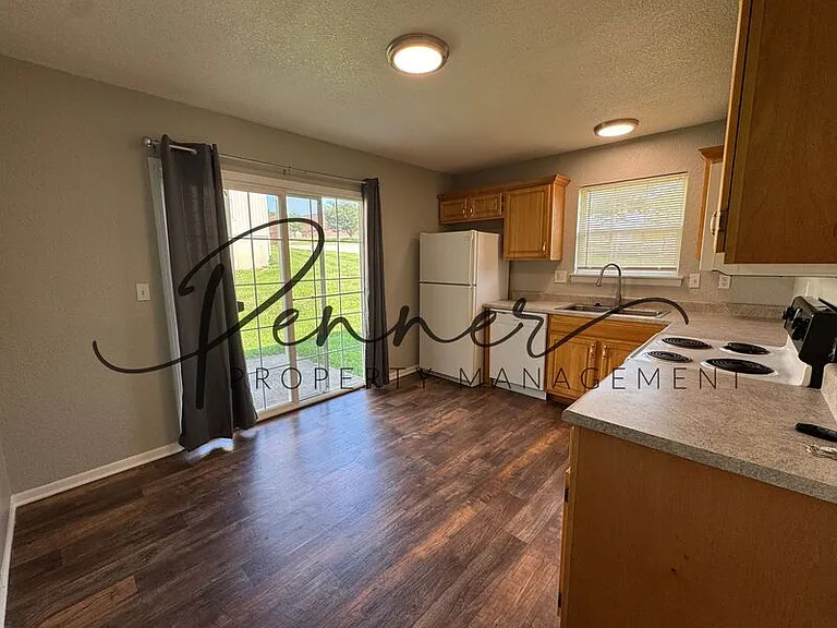 1401 SE Henley Ct — Photo 3