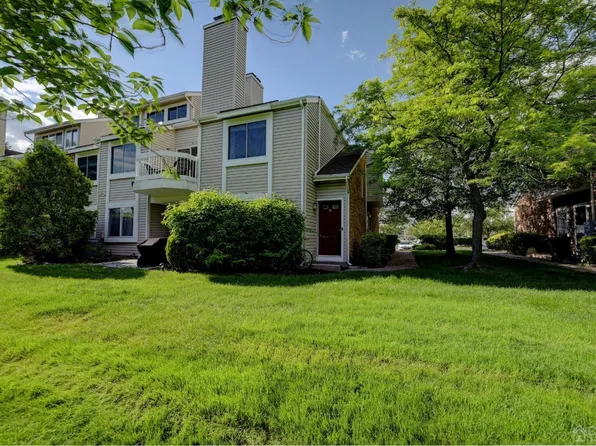 8 Farnham Sq, Parlin, NJ 08859